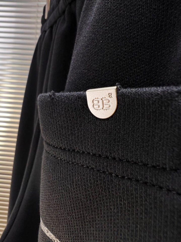 BALENCIAGA 巴黎世家2025秋冬新款休闲裤！官网同步发售。品牌经典LOGO休闲裤 ，定制面料，