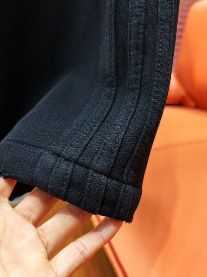 BALENCIAGA 巴黎世家2025秋冬新款休闲裤！官网同步发售。品牌经典LOGO休闲裤 ，定制面料，