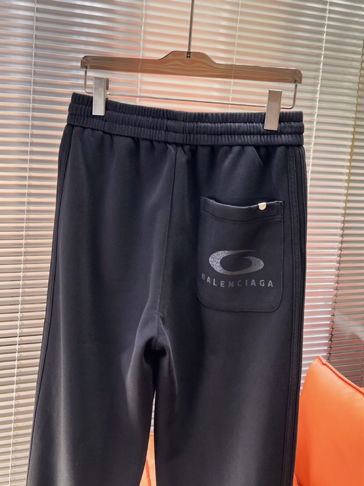 BALENCIAGA 巴黎世家2025秋冬新款休闲裤！官网同步发售。品牌经典LOGO休闲裤 ，定制面料，