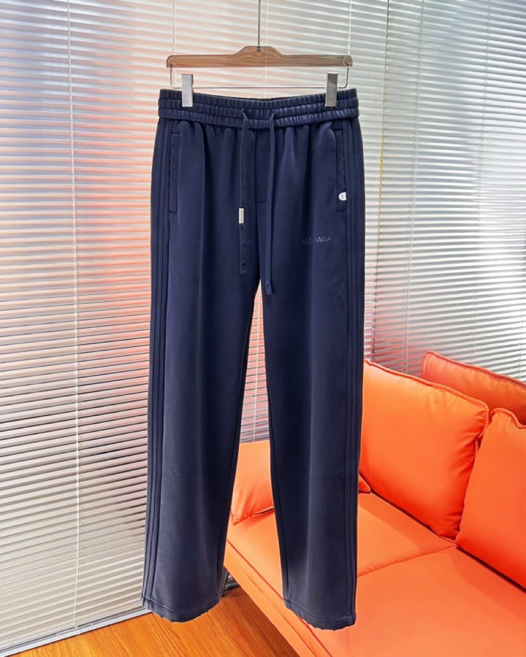 BALENCIAGA 巴黎世家2025秋冬新款休闲裤！官网同步发售。品牌经典LOGO休闲裤 ，定制面料，