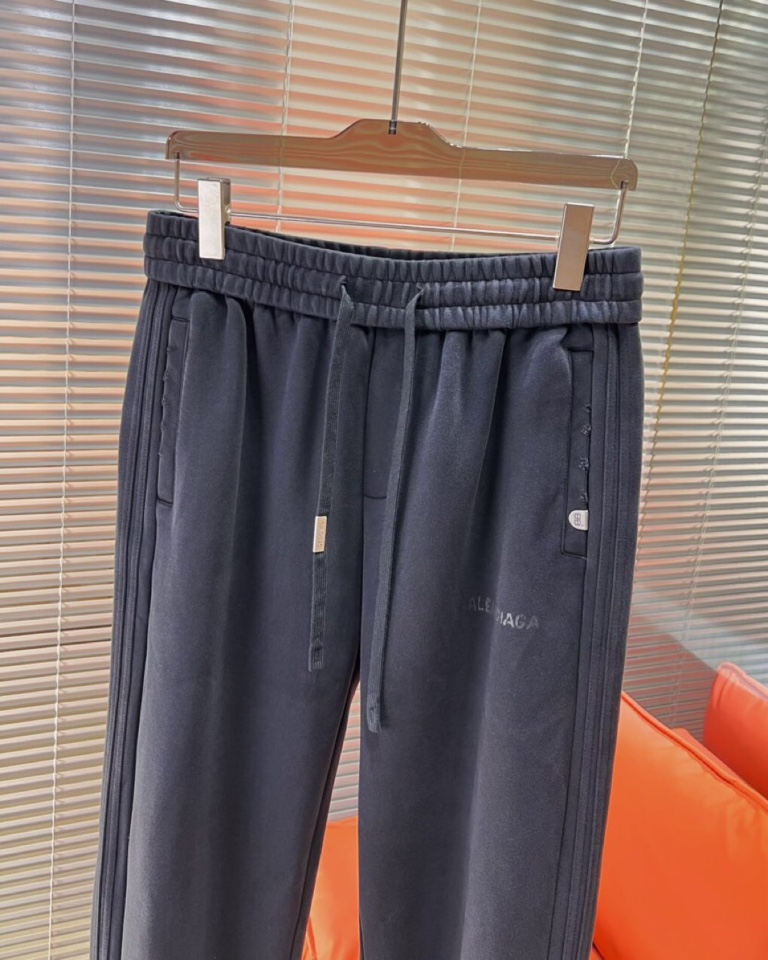BALENCIAGA 巴黎世家2025秋冬新款休闲裤！官网同步发售。品牌经典LOGO休闲裤 ，定制面料，