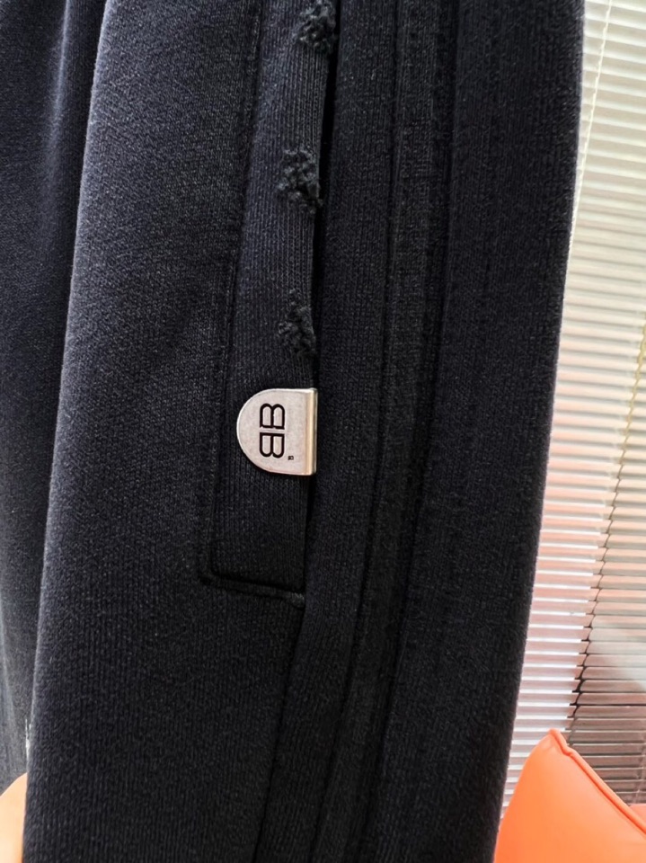BALENCIAGA 巴黎世家2025秋冬新款休闲裤！官网同步发售。品牌经典LOGO休闲裤 ，定制面料，