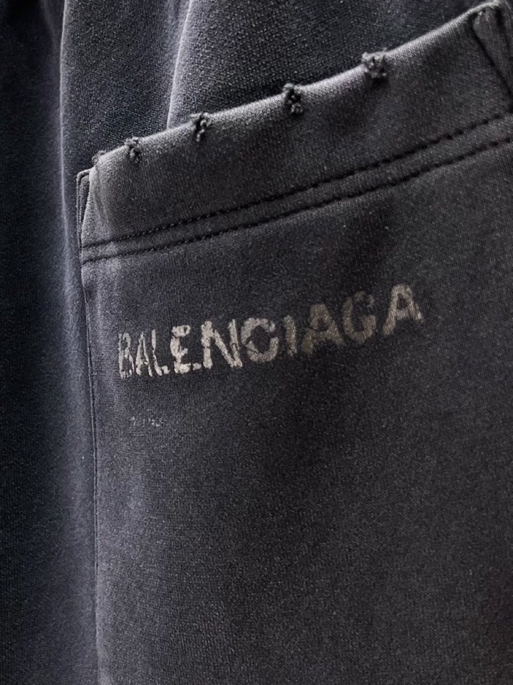 BALENCIAGA 巴黎世家2025秋冬新款休闲裤！官网同步发售。品牌经典LOGO休闲裤 ，定制面料，