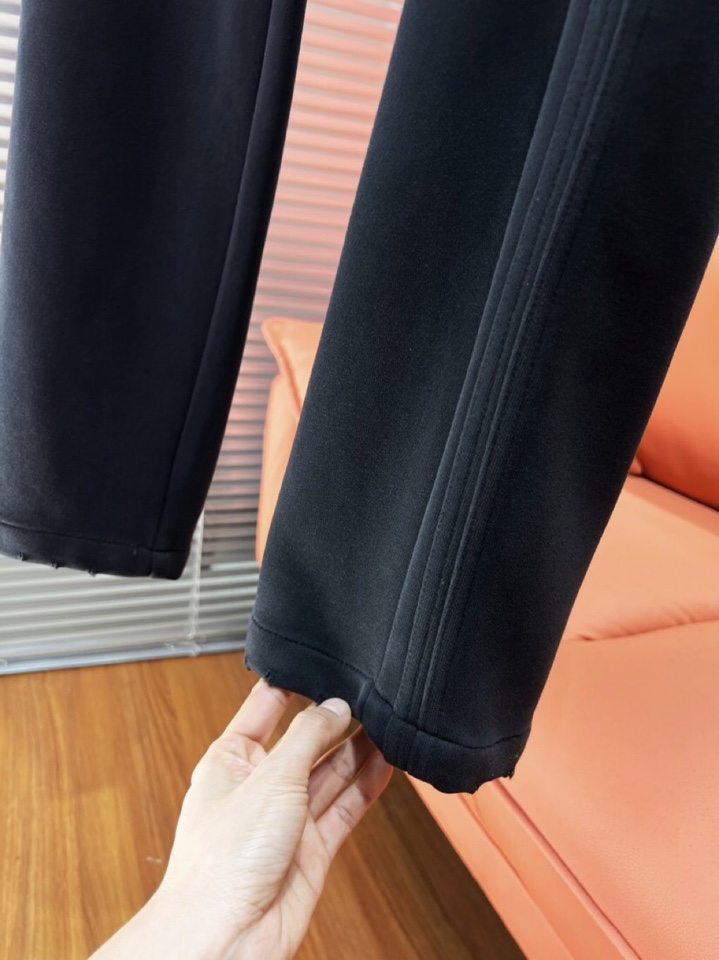 BALENCIAGA 巴黎世家2025秋冬新款休闲裤！官网同步发售。品牌经典LOGO休闲裤 ，定制面料，