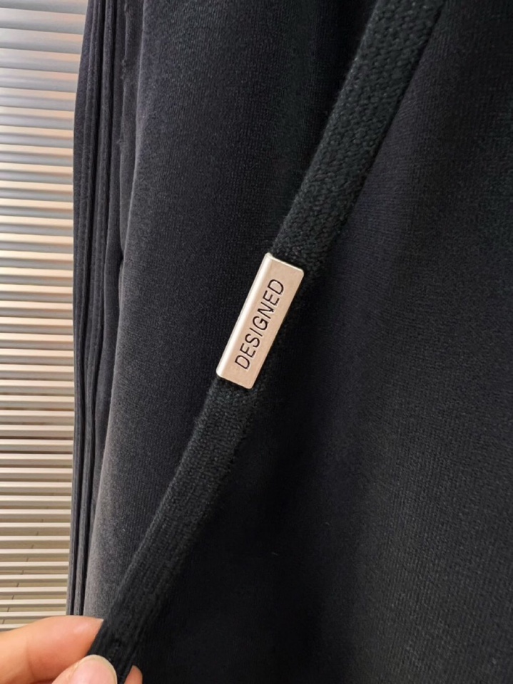 BALENCIAGA 巴黎世家2025秋冬新款休闲裤！官网同步发售。品牌经典LOGO休闲裤 ，定制面料，