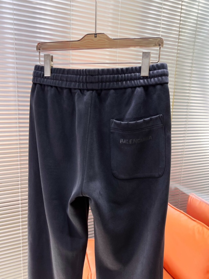 BALENCIAGA 巴黎世家2025秋冬新款休闲裤！官网同步发售。品牌经典LOGO休闲裤 ，定制面料，