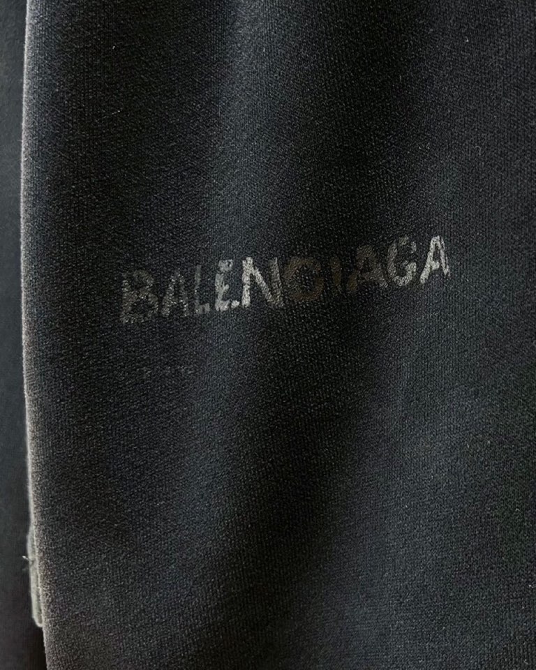 BALENCIAGA 巴黎世家2025秋冬新款休闲裤！官网同步发售。品牌经典LOGO休闲裤 ，定制面料，