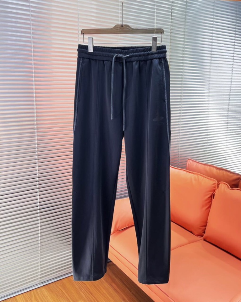 西太后2025秋冬新款休闲裤！官网同步发售。品牌经典LOGO休闲裤 ，定制面料，舒适度极好，手触感强烈。