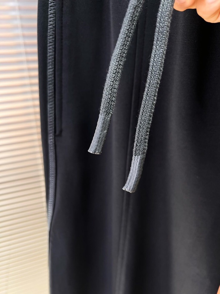 西太后2025秋冬新款休闲裤！官网同步发售。品牌经典LOGO休闲裤 ，定制面料，舒适度极好，手触感强烈。