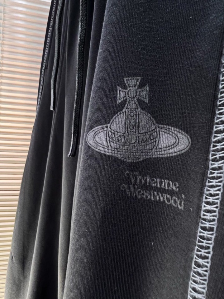 西太后2025秋冬新款休闲裤！官网同步发售。品牌经典LOGO休闲裤 ，定制面料，舒适度极好，手触感强烈。