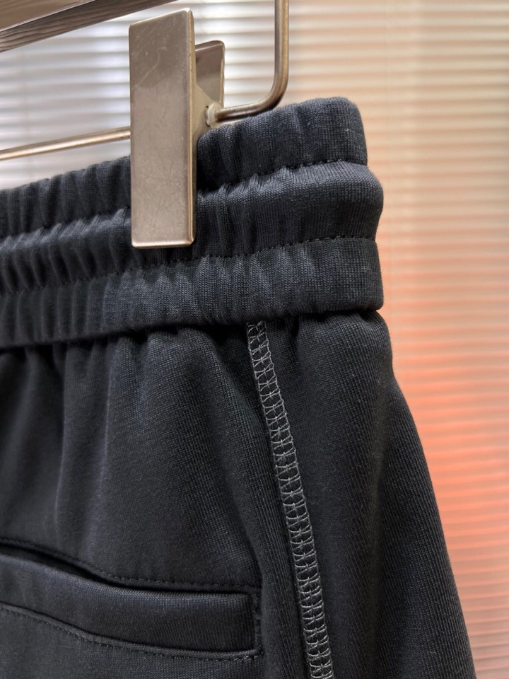 西太后2025秋冬新款休闲裤！官网同步发售。品牌经典LOGO休闲裤 ，定制面料，舒适度极好，手触感强烈。