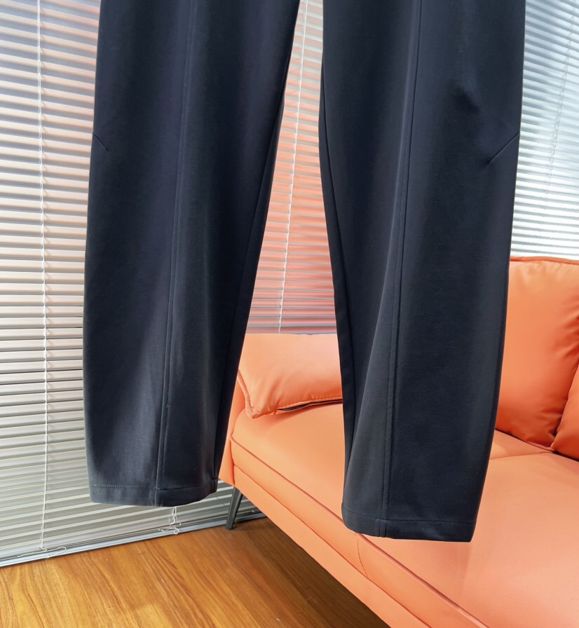 西太后2025秋冬新款休闲裤！官网同步发售。品牌经典LOGO休闲裤 ，定制面料，舒适度极好，手触感强烈。