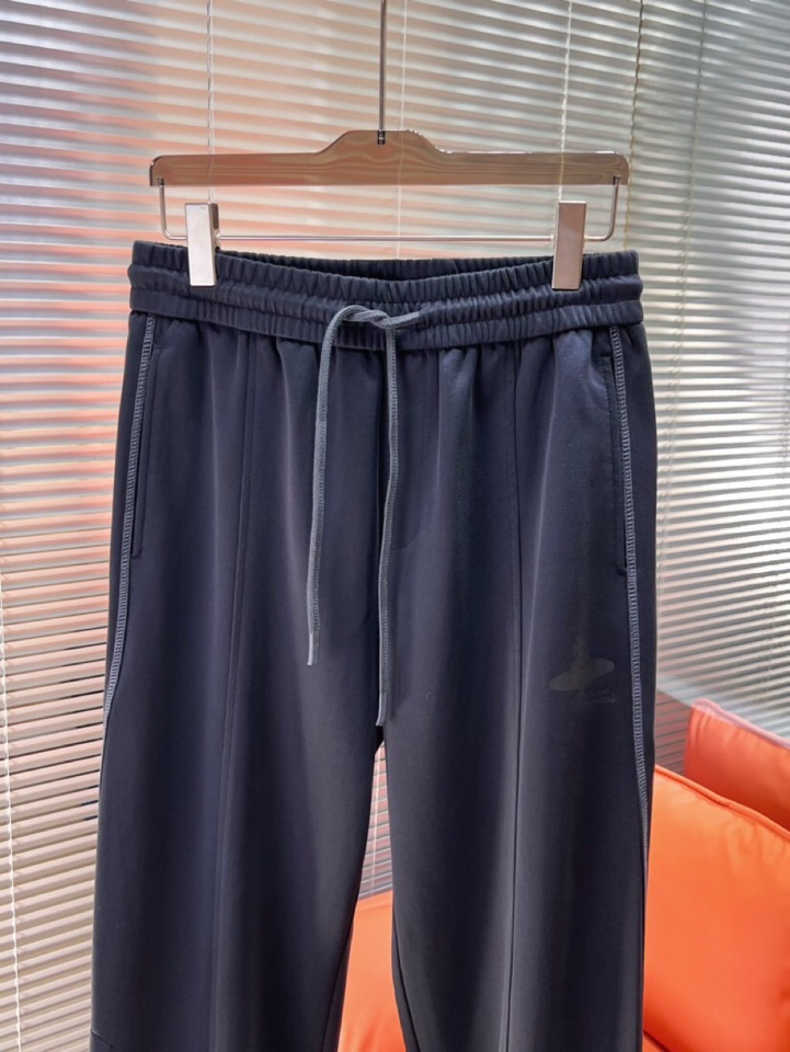 西太后2025秋冬新款休闲裤！官网同步发售。品牌经典LOGO休闲裤 ，定制面料，舒适度极好，手触感强烈。