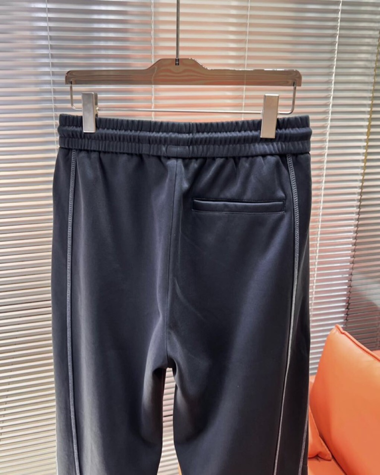 西太后2025秋冬新款休闲裤！官网同步发售。品牌经典LOGO休闲裤 ，定制面料，舒适度极好，手触感强烈。