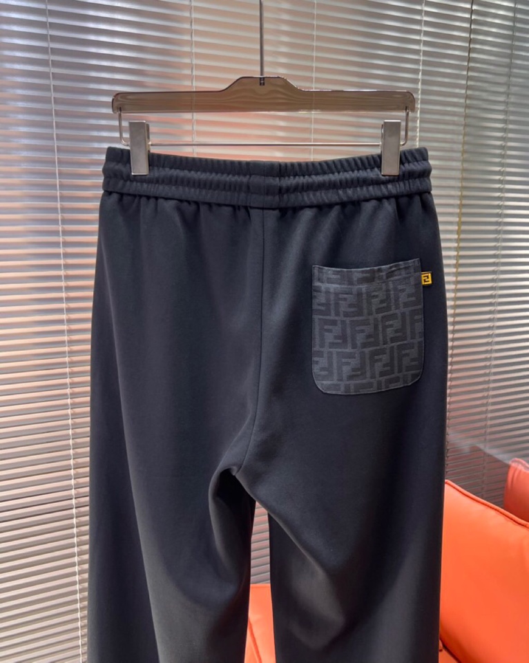 FENDI 芬迪2025秋冬新款休闲裤！官网同步发售。品牌经典LOGO休闲裤 ，定制面料，舒适度极好，手