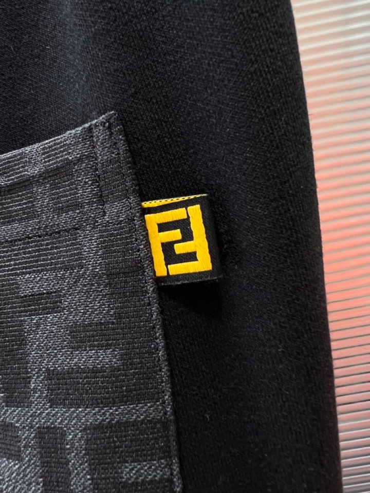 FENDI 芬迪2025秋冬新款休闲裤！官网同步发售。品牌经典LOGO休闲裤 ，定制面料，舒适度极好，手