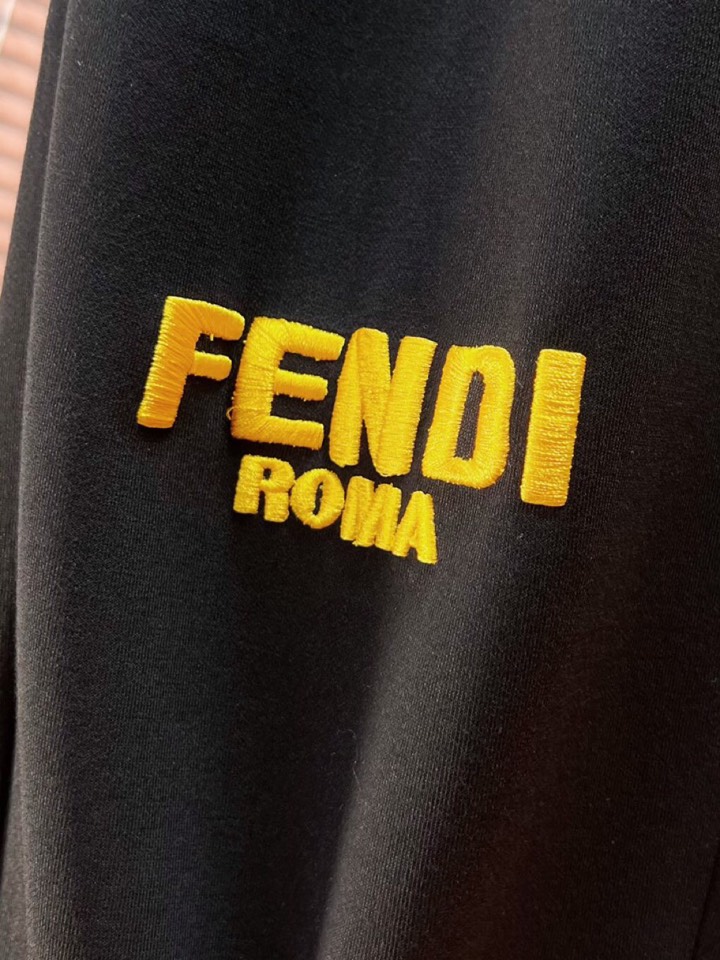 FENDI 芬迪2025秋冬新款休闲裤！官网同步发售。品牌经典LOGO休闲裤 ，定制面料，舒适度极好，手