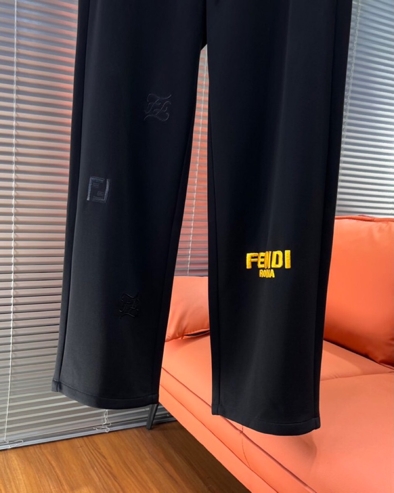 FENDI 芬迪2025秋冬新款休闲裤！官网同步发售。品牌经典LOGO休闲裤 ，定制面料，舒适度极好，手
