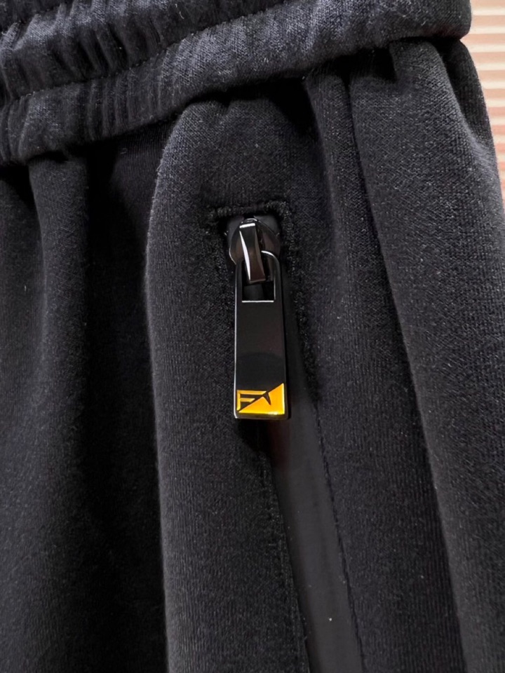 FENDI 芬迪2025秋冬新款休闲裤！官网同步发售。品牌经典LOGO休闲裤 ，定制面料，舒适度极好，手