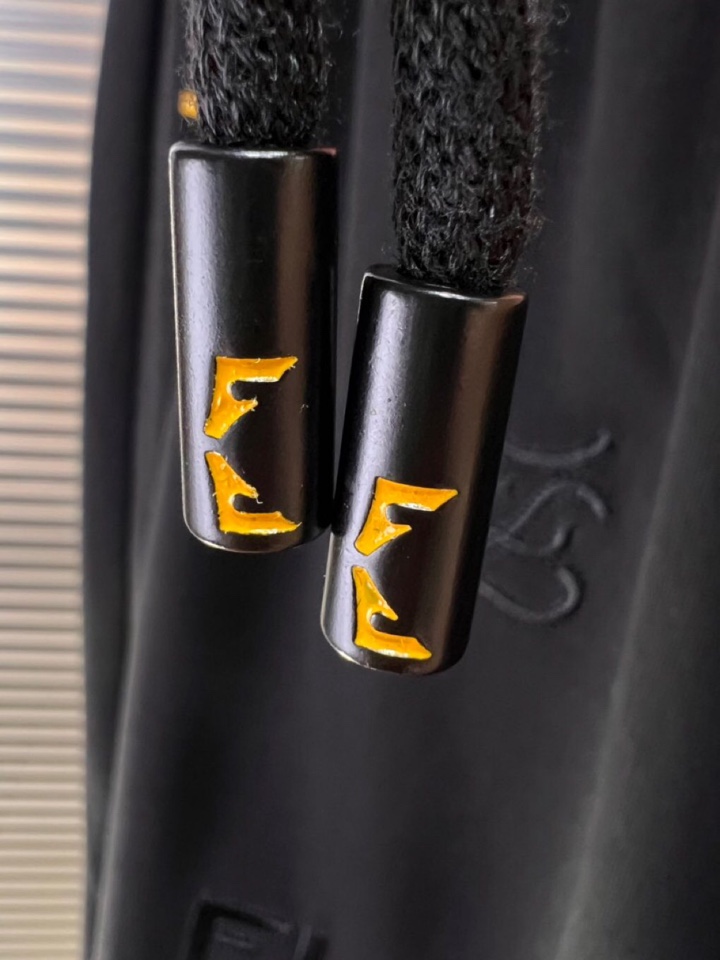 FENDI 芬迪2025秋冬新款休闲裤！官网同步发售。品牌经典LOGO休闲裤 ，定制面料，舒适度极好，手