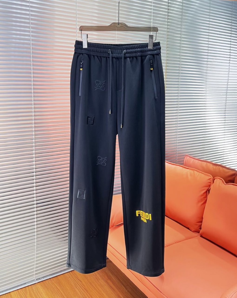 FENDI 芬迪2025秋冬新款休闲裤！官网同步发售。品牌经典LOGO休闲裤 ，定制面料，舒适度极好，手
