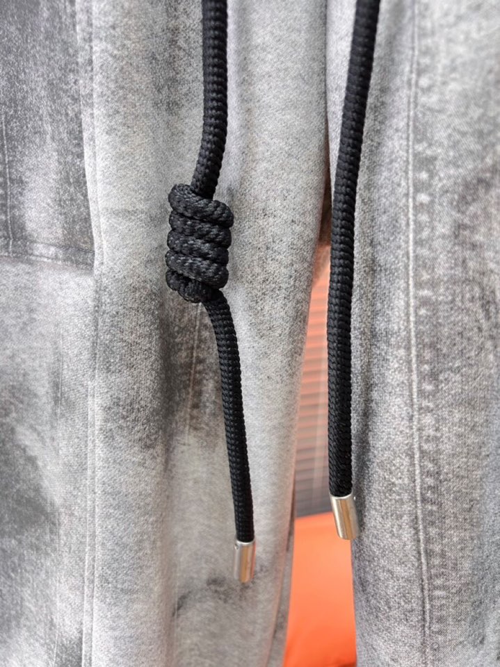 BALENCIAGA 巴黎世家2025秋冬新款休闲裤！官网同步发售。品牌经典LOGO休闲裤 ，定制面料，