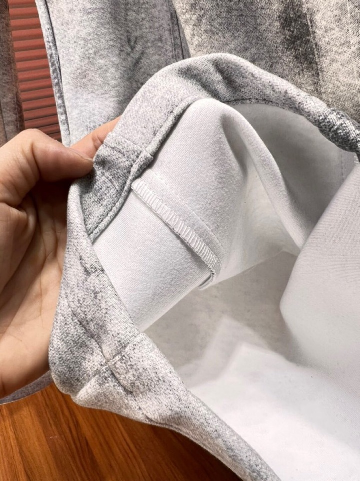 BALENCIAGA 巴黎世家2025秋冬新款休闲裤！官网同步发售。品牌经典LOGO休闲裤 ，定制面料，