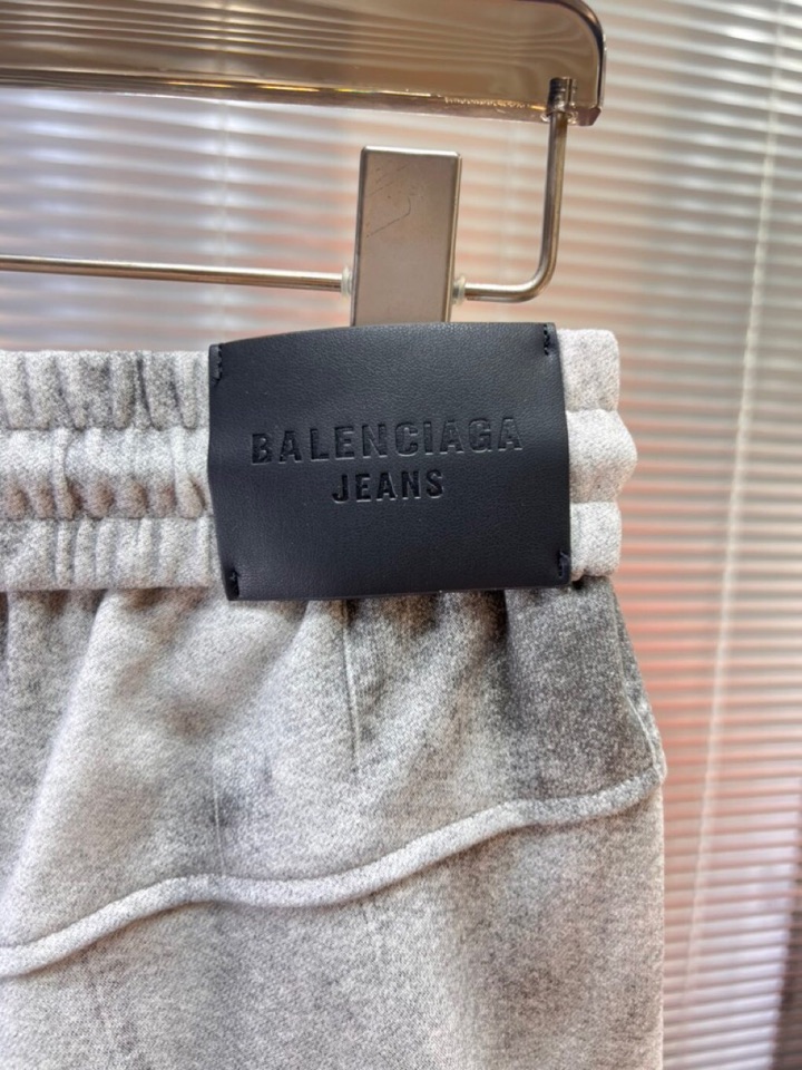 BALENCIAGA 巴黎世家2025秋冬新款休闲裤！官网同步发售。品牌经典LOGO休闲裤 ，定制面料，