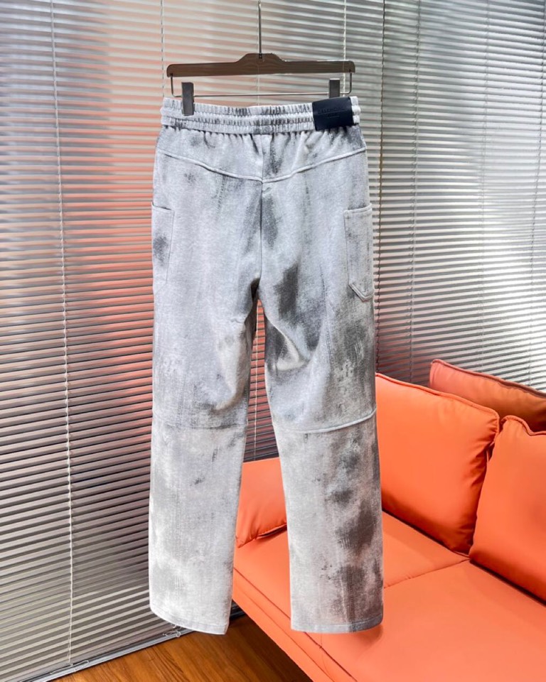 BALENCIAGA 巴黎世家2025秋冬新款休闲裤！官网同步发售。品牌经典LOGO休闲裤 ，定制面料，