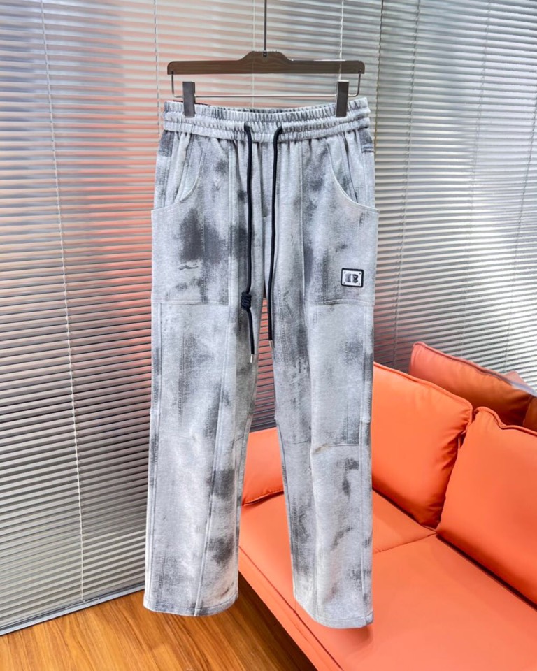 BALENCIAGA 巴黎世家2025秋冬新款休闲裤！官网同步发售。品牌经典LOGO休闲裤 ，定制面料，