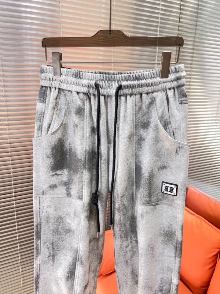 BALENCIAGA 巴黎世家2025秋冬新款休闲裤！官网同步发售。品牌经典LOGO休闲裤 ，定制面料，