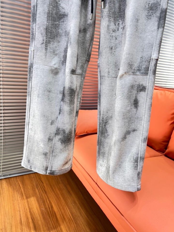 BALENCIAGA 巴黎世家2025秋冬新款休闲裤！官网同步发售。品牌经典LOGO休闲裤 ，定制面料，