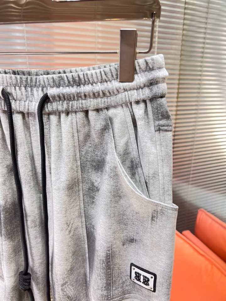 BALENCIAGA 巴黎世家2025秋冬新款休闲裤！官网同步发售。品牌经典LOGO休闲裤 ，定制面料，