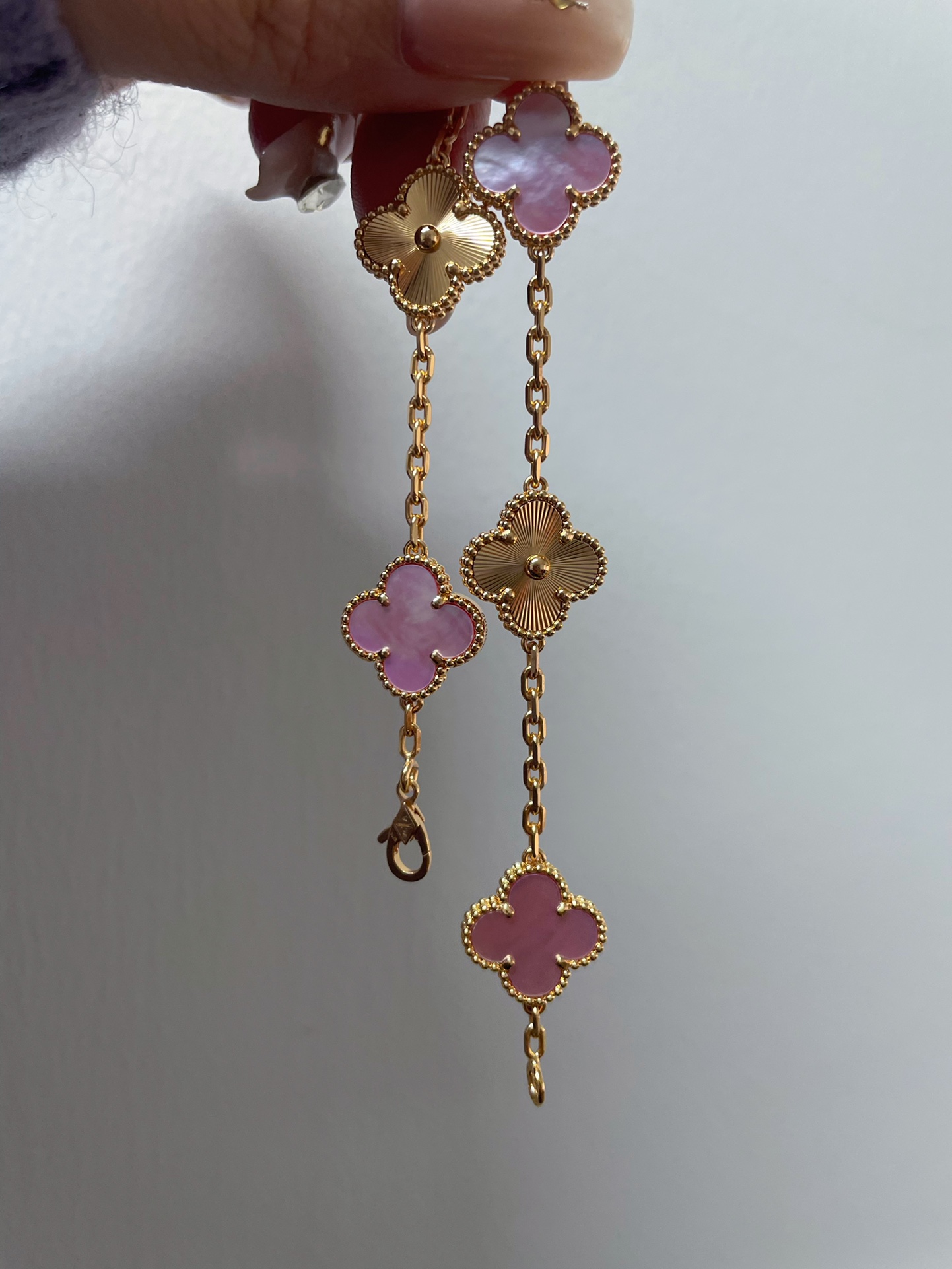 NO:669556,New VCA four-leaf clover, pink mother-of-pearl laser necklace, all purchased and developed by z, any comparison, thick gold plating, steel stamping, ready stock, bracelet, Cartier high-end jewelry19860909新款VCA四叶草 粉贝母镭射手链 全都购z开发 任意对比 电镀厚金 钢印字印齐 现货 现货,,bracelet,卡迪亚高端饰品,Jewelry