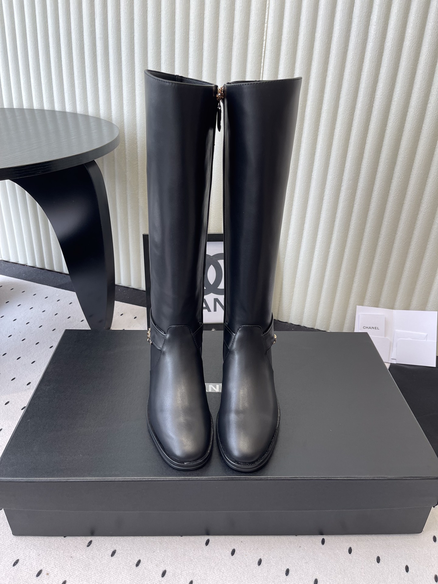 NO:617000,Chanel's new chain boots, high version, fashionable, unique and atmospheric version, very unique and high-end with any combination, a must-have item for everyone, cowhide upper, cowhide lining, Italian leather outsole Size35-39 (40 41 customized), boots, chanel, boots, cowhide, Leather soles19860909Chanel新款链条长靴 高版本 时髦独特大气版型 随意搭配都非常独特高级 人手必备单品 牛皮鞋面 牛皮内里 意大利真皮大底 Size35-39（40 41订做）,靴子,chanel,boots,cowhide,Leather soles,Women's Shoes