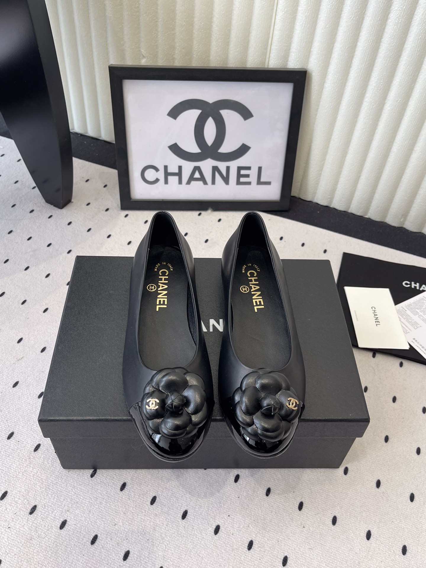 NO:617013,Chanel's new camellia flats, high version, incredibly gentle to the touch. The three-dimensional camellia flower on the upper is classic and never goes out of style. Imported sheepskin upper, sheepskin feet, Italian genuine leather outsole Size35-41 (40 41 customized), single shoes, chanel, flats, sheepskin, Leather soles19860909Chanel新款山茶花平底鞋 高版本 触感温柔得不像话 鞋面那朵立体山茶花 经典永不过时 进口羊皮鞋面 羊皮垫脚 意大利真皮大底 Size35-41（40 41订做）,单鞋,chanel,flats,sheepskin,Leather soles,Women's Shoes