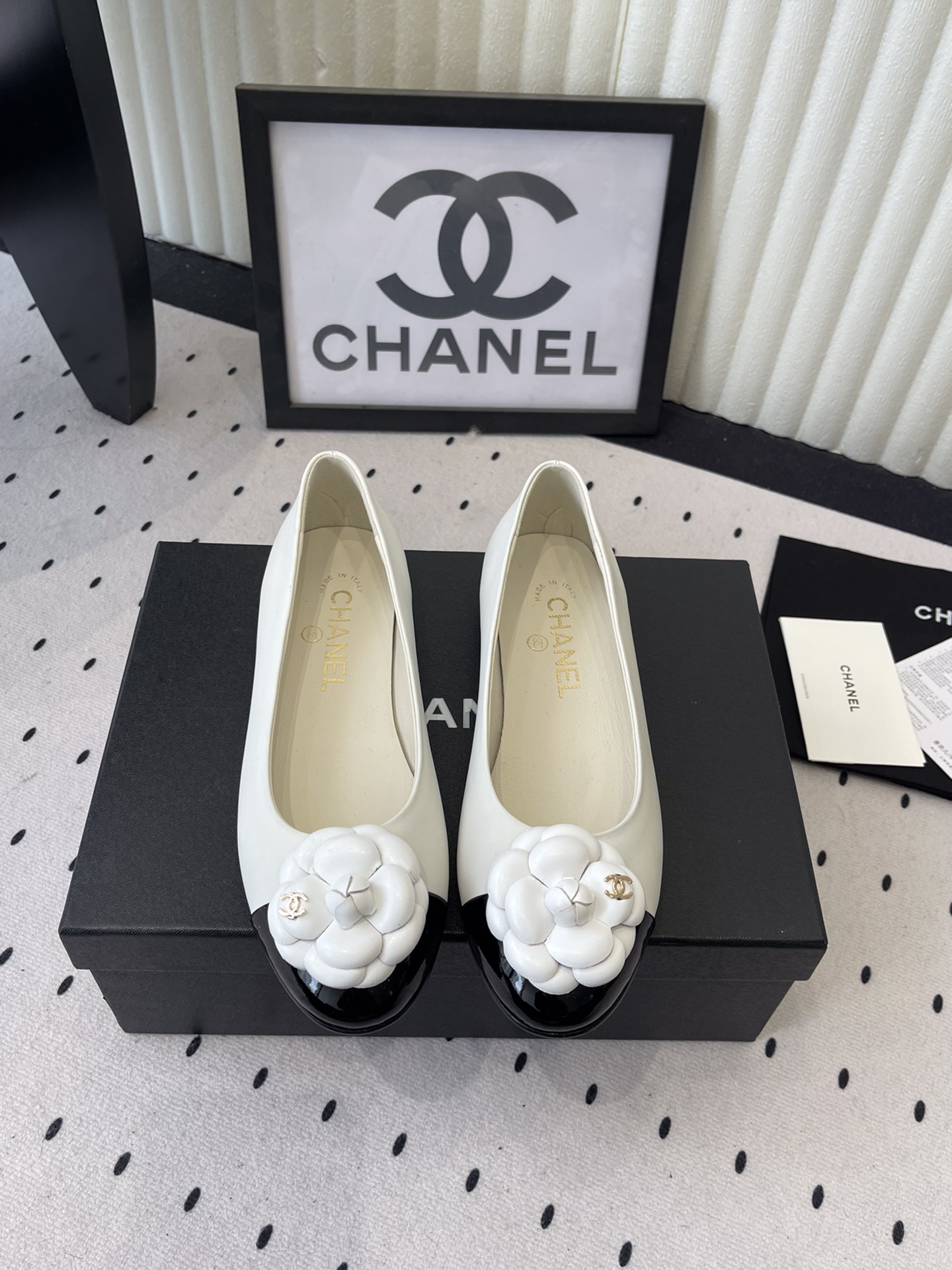 NO:617015,Chanel's new camellia flats, high version, incredibly gentle to the touch, the three-dimensional camellia on the upper, classic and timeless, imported sheepskin upper, sheepskin feet, Italian genuine leather outsole Size35-39 (40 41 custom-made), single shoes, chanel, flats, sheepskin, Leather soles19860909Chanel新款山茶花平底鞋 高版本 触感温柔得不像话 鞋面那朵立体山茶花 经典永不过时 进口羊皮鞋面 羊皮垫脚 意大利真皮大底 Size35-39（40 41订做）,单鞋,chanel,flats,sheepskin,Leather soles,Women's Shoes