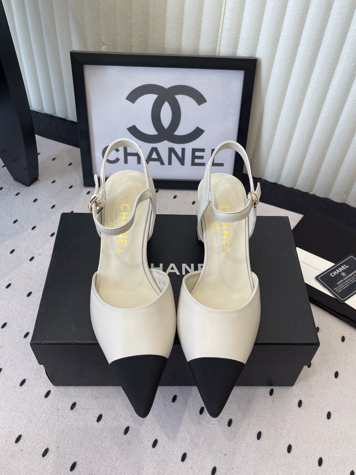 NO:617011,Chanel's new early spring shoes, this is probably the charm of Xiaoxiang. Although they look cold, they have a unique feeling when paired with black stockings. The rounded lasts are not picky about the foot shape at all. Imported sheepskin upper, sheepskin lining, Italian genuine leather outsole Size35-39 (customized 40/41), high heels and sandals, chanel, sandals, high heels, sheepskin, Leather soles19860909Chanel新款早春单鞋 这大概就是小香的魅力 虽然看上去很冷但配上黑丝袜特有感觉圆尖的楦头对脚型完全不挑 进口羊皮鞋面 羊皮内里 意大利真皮大底 Size35-39（40/41定制）,高跟鞋凉鞋,chanel,sandals,high heels,sheepskin,Leather soles,Women's Shoes