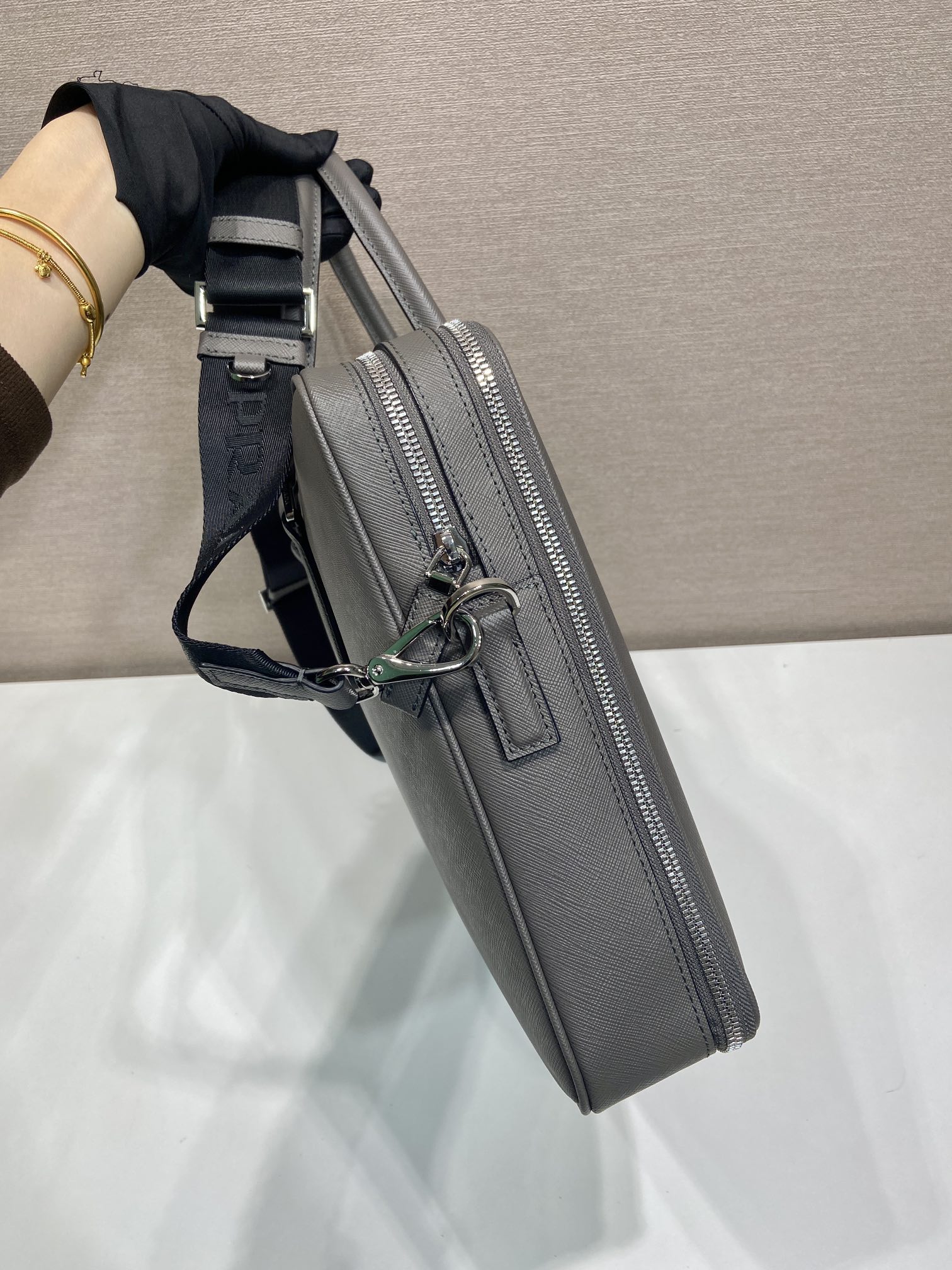 💰1080🎉双层公文包🎉🎉2VE022新色🎉
这款优雅而精致的公文包搭配两个隔层，多个内部口袋和一条可拆卸尼龙肩带，造就功能性结构。包身选取品牌Saffiano皮革打造，简约大气，又是一款永久不过时爆款🎉🎉
长38x高28x底6.5cm🎉🎉🎉👏👏👏
