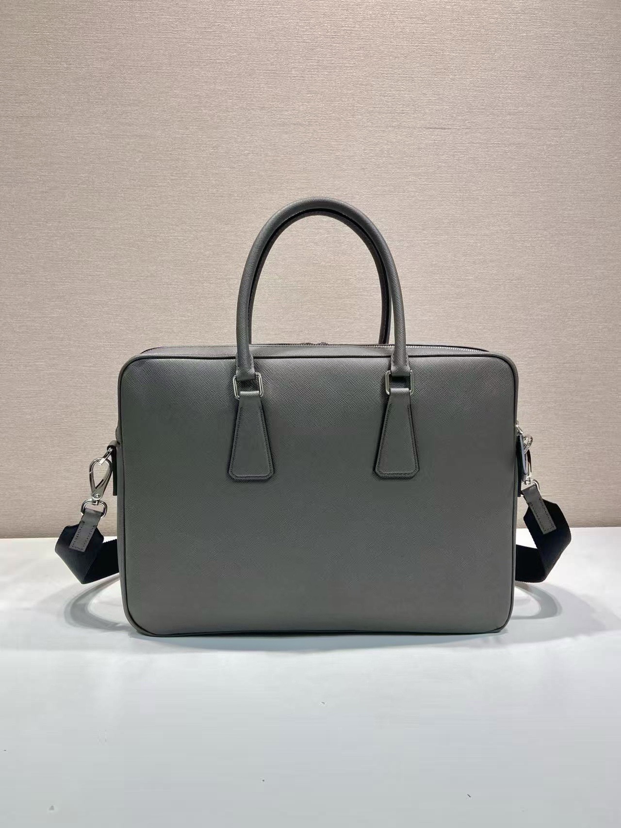 💰1080🎉双层公文包🎉🎉2VE022新色🎉
这款优雅而精致的公文包搭配两个隔层，多个内部口袋和一条可拆卸尼龙肩带，造就功能性结构。包身选取品牌Saffiano皮革打造，简约大气，又是一款永久不过时爆款🎉🎉
长38x高28x底6.5cm🎉🎉🎉👏👏👏
