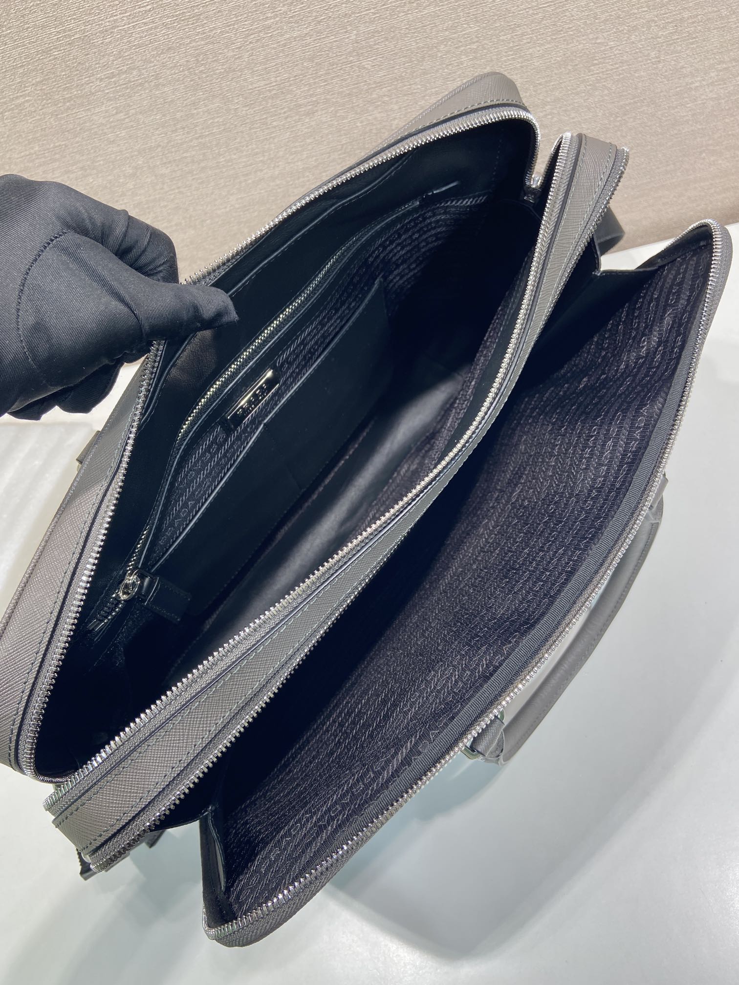 💰1080🎉双层公文包🎉🎉2VE022新色🎉
这款优雅而精致的公文包搭配两个隔层，多个内部口袋和一条可拆卸尼龙肩带，造就功能性结构。包身选取品牌Saffiano皮革打造，简约大气，又是一款永久不过时爆款🎉🎉
长38x高28x底6.5cm🎉🎉🎉👏👏👏
