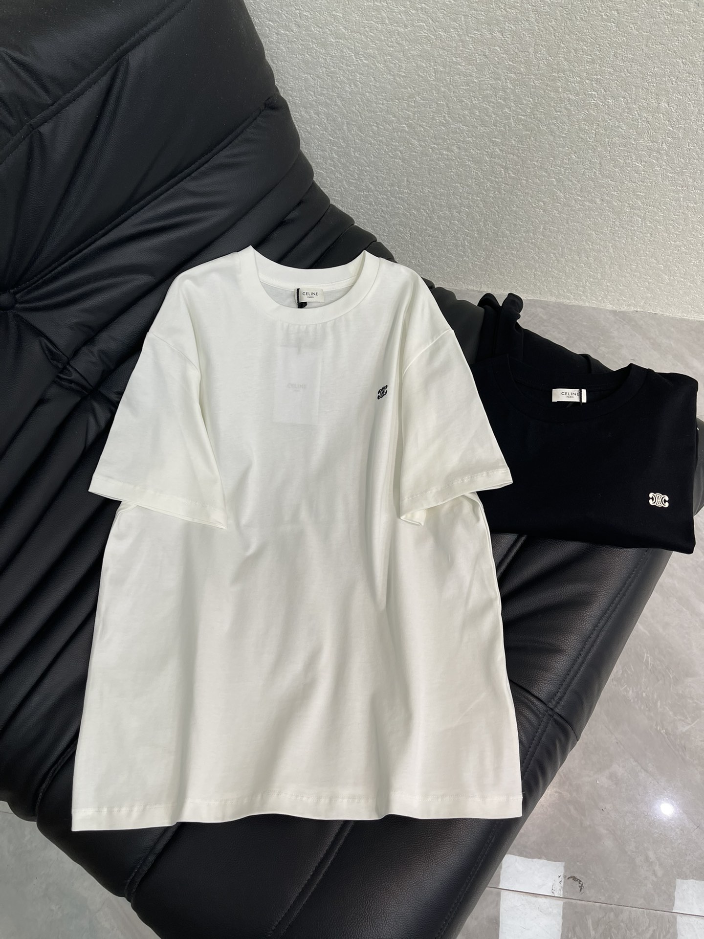 NO:608339,26 early spring new product Celin* two-color embroidered small label loose short-sleeved T-shirt. The touch is delicate, soft and smooth, and the feel and gloss are impeccable. SML,,celine,T-shirt,tees,t-shirt,alexander wang1986090926早春新品Celin*两色刺绣小标宽松短袖T恤 触感细腻软糯爽滑垂顺,手感、光泽都是无可挑剔的级别 SML,,celine,T-shirt,tees，t-shirt,alexander wang,Women's clothing
