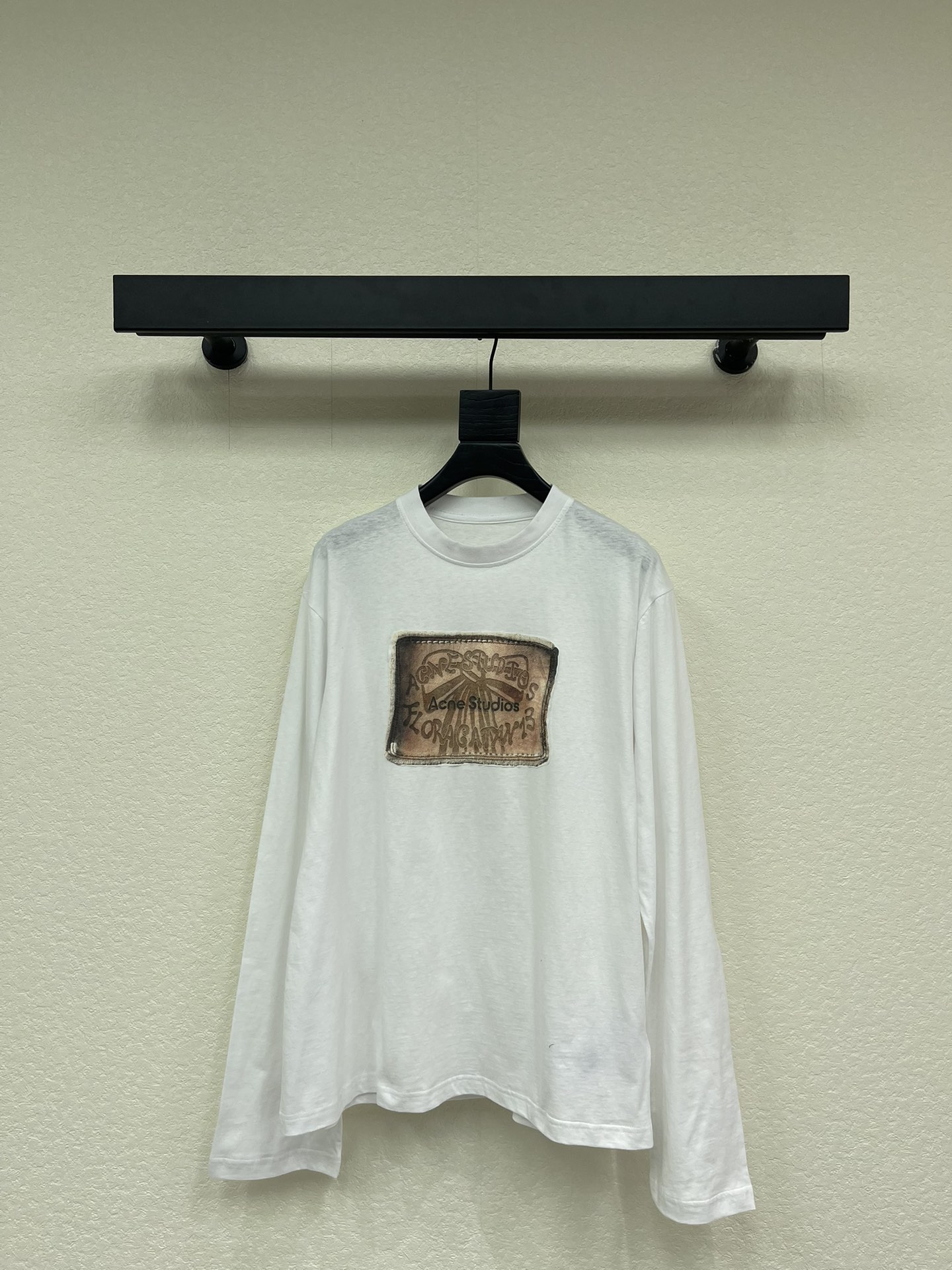 NO:608318,Acne studio* round neck printed long-sleeved top. Customized YB raw cotton material. It has fine texture and is comfortable and easy to wear. The round-neck long-sleeved top is cut with threaded edges and high-elastic fabric. It is comfortable and fit. It is also fashionable and versatile when worn alone. The colorful letter logo on the chest is combined with a three-dimensional imitation suede totem. The western style is bold and energetic, showing a fashionable outfit. It breaks the dull atmosphere of autumn and winter and is stylish and advanced. SML A,,acne studios,dior,chamois  leather,alexander wang19860909Acne studio*圆领印花长袖上衣 定制YB原生全棉材质,质感细腻,舒适好穿,圆领长袖上衣剪裁,螺纹包边配合高弹力面料,舒适合身,单穿也时尚百搭,胸前彩色字母徽标配合仿麂皮绒立体感图腾,西部风格飒爽有活力,尽显时尚穿搭,打破秋冬沉闷氛围,穿搭洋气高级.SML A,,acne studios,dior,chamois leather,alexander wang,Women's clothing