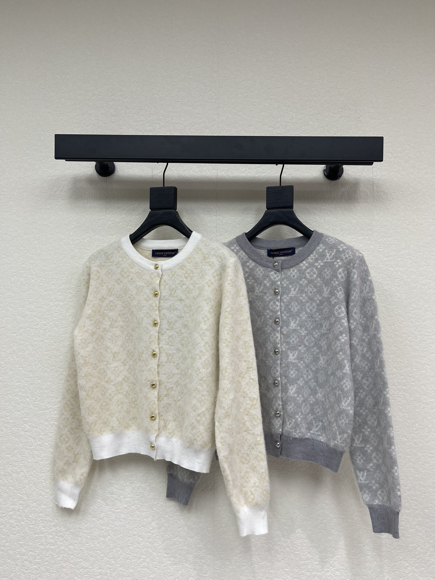 NO:608351,Louis vuitto* jacquard round neck knitted cardigan Customized YB wool knitted material, high-end texture, comfortable and soft, round neck cardigan cut, collar and cuffs threaded hemming echoes the hem, engraved placket embellishment, large body covered with four-leaf clover and letter logo pattern, contrasting with the color pattern of the hemming, full of old money, highlighting the brand tone, wool knitted fabric, warm and comfortable, regular fit, simple and versatile for daily use in autumn and winter SML,, louis  vuitton,alexander wang19860909Louis vuitto*提花圆领针织开衫 定制YB羊毛针织材质,质感高级,舒适柔软,圆领开衫剪裁,领口袖口螺纹包边与衣摆相呼应,印刻襟扣点缀,大身满铺四叶草和字母徽标图案,与包边形成色彩图样的对比,老钱感满满,彰显品牌调性,羊毛针织面料,保暖舒适,常规版型,秋冬日常简约百搭 SML,,louis vuitton,alexander wang,Women's clothing