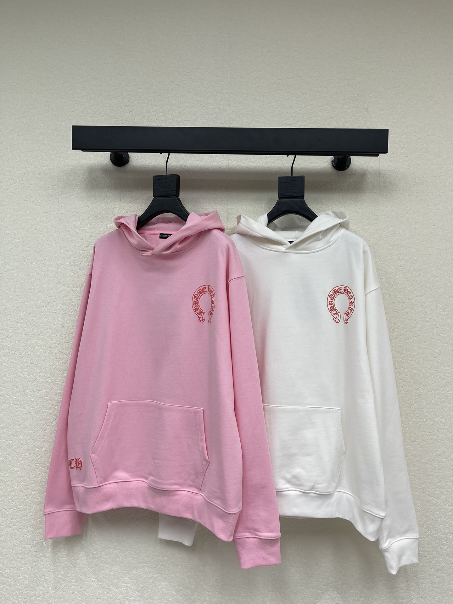 NO:608313,Chrome hear* loose silhouette hooded sweatshirt Customized YB native cotton weaving, comfortable and soft, stylish to wear, loose oversized hooded sweatshirt version, the chest logo is diagonally distributed on one side of the hem, and the patterned fleur-de-lis cross echoes each other, low-key highlighting the personality charm, coupled with color collision, strong street casual style, adding a relaxed artistic atmosphere, comfortable and fashionable to wear, no matter daily travel or leisure and entertainment, it can be easily controlled, the same style for men and women. SML,,versace,chrome  hearts,hoodie,sweatshirts,hats,alexander wang19860909Chrome hear*宽松廓形连帽卫衣 定制YB原生全棉织造,舒适软糯,穿搭洋气,宽松oversized连帽卫衣版型,胸前徽标单侧下摆呈现斜对角分布,图案鸢尾花十字架相互呼应,低调彰显了个性魅力,配上色彩碰撞,浓浓街头休闲风格,增添松弛艺术气息,穿搭舒适时尚,无论日常出行还是休闲娱乐,都能轻松驾驭,男女同款. SML,,versace,chrome hearts,hoodie,sweatshirts,hats,alexander wang,Women's clothing