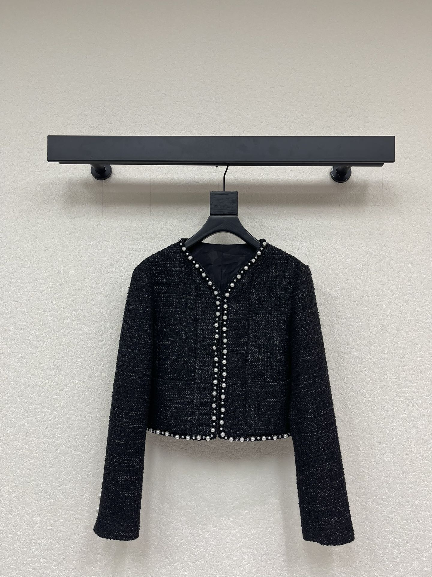 NO:609296,CHA*2025 Autumn and Winter New Pearl Bound Dress Jacket Customized YB imported material, obvious texture, high quality, creating a typical Xiaoxiang style, beading technology, outlining the outline to highlight the sense of design, showing luxury and elegance. Highlighting the taste of a lady, a jacket suitable for different occasions, fashionable and elegant to wear. 1 color S-M-L-XL code High quality, jackets & coats, alexander wang19860909CHA*2025秋冬新款 珍珠捆边洋装外套 定制YB进口材质,肌理明显,质感上乘,打造典型小香风范,钉珠工艺,勾勒轮廓突出设计感,尽显奢华又不失雅致.突出名媛品味,一款适用于不同场合外套,穿搭时髦优雅.1个色 S-M-L-XL码 高品质,,jackets & coats,alexander wang,Women's clothing