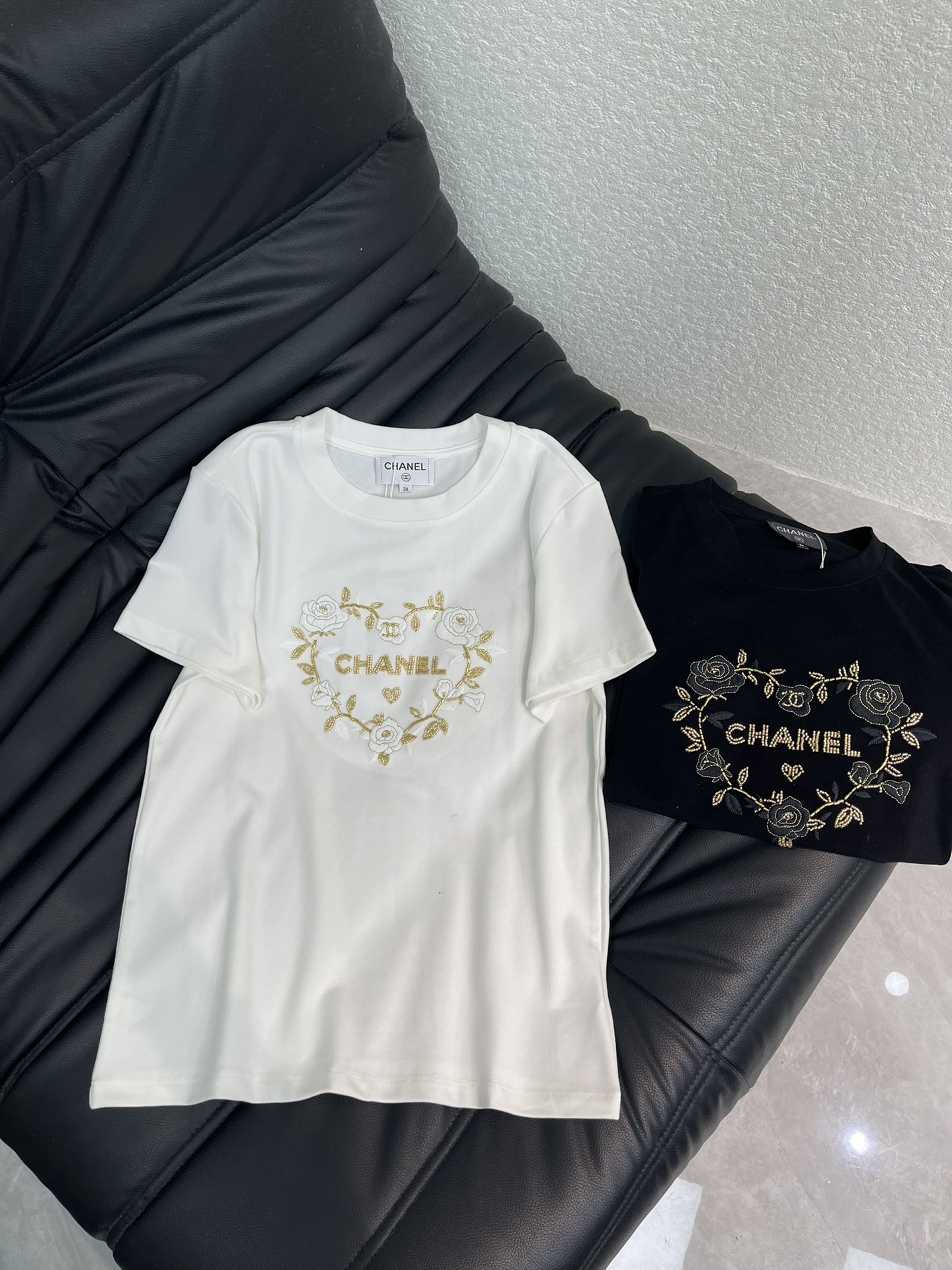 NO:608328,Chane* round neck embroidered with beaded logo. Customized YB twill cotton material, soft and skin-friendly, comfortable and stylish. Regular short-sleeved version. Camellia vines and other plant embroidery elements are used on the large chest to outline a love border pattern. The beading in the center forms the Chane letter logo. It has rich layers, elegant style and temperament. The regular version is tolerant of the body and can be easily used for daily travel or gatherings. 2 colors 34 36 38,,chanel,chanel,T-shirt,alexander wang19860909Chane*圆领刺绣订珠徽标 定制YB斜纹全棉材质,柔软亲肤,舒适有型,常规短袖版型,大身胸前以山茶花藤蔓等植物刺绣元素,勾勒出爱心边框图案,居中钉珠组成香家字母徽标,层次丰富,风格气质优雅,常规版型包容身材,日常出行或聚会轻松驾驭.2色 34 36 38,,chanel,chanel,T-shirt,alexander wang,Women's clothing