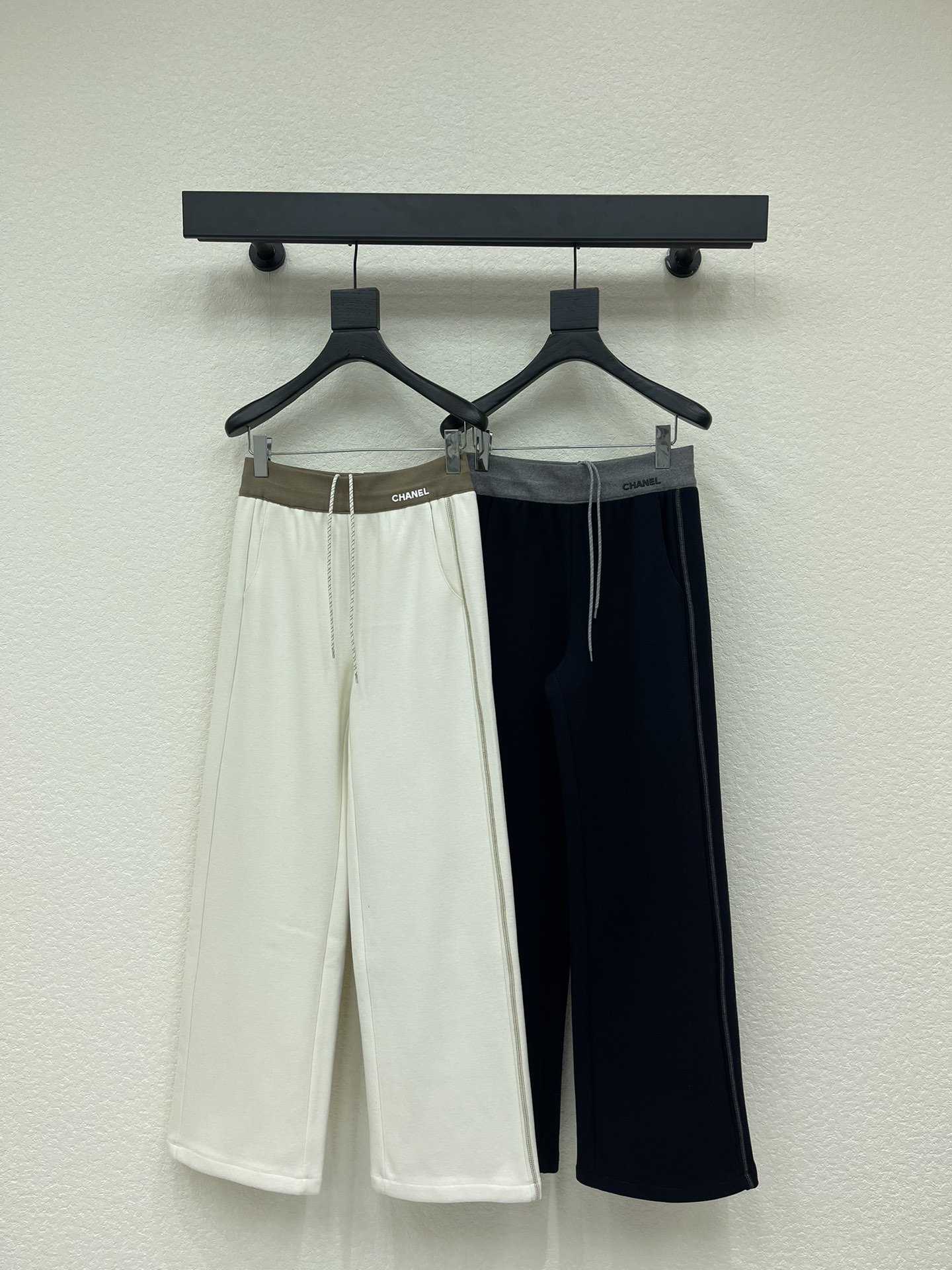 NO:608323,aChane* drawstring wide-leg trousers, customized YB imported brushed material, suitable for autumn and winter thickness, warm and comfortable, drawstring wide-leg trousers, contrasting elastic webbing at the waist, clashing with the color of the trouser legs, tightly wrapping the waist and abdomen, slimming and modifying the body shape, with three-dimensional logo embellishment, low-key, eye-catching and fashionable, highlighting the brand positioning, improving texture, adding fashionable charm to the overall look, the best choice for daily casual wear, relaxed and stylish. SML,,chanel,alexander wang19860909aChane*抽绳阔腿长裤 定制YB进口磨绒材质,适合秋冬厚度,保暖舒适,抽绳阔腿长裤,腰间撞色弹力织带,与裤腿色彩碰撞,紧裹腰腹,显瘦修饰身形,配合立体徽标点缀,低调亮眼时髦,彰显品牌定位,提升质感,为整体造型增添了时尚魅力,日常休闲穿搭的不二之选,松弛洋气.SML,,chanel,alexander wang,Women's clothing