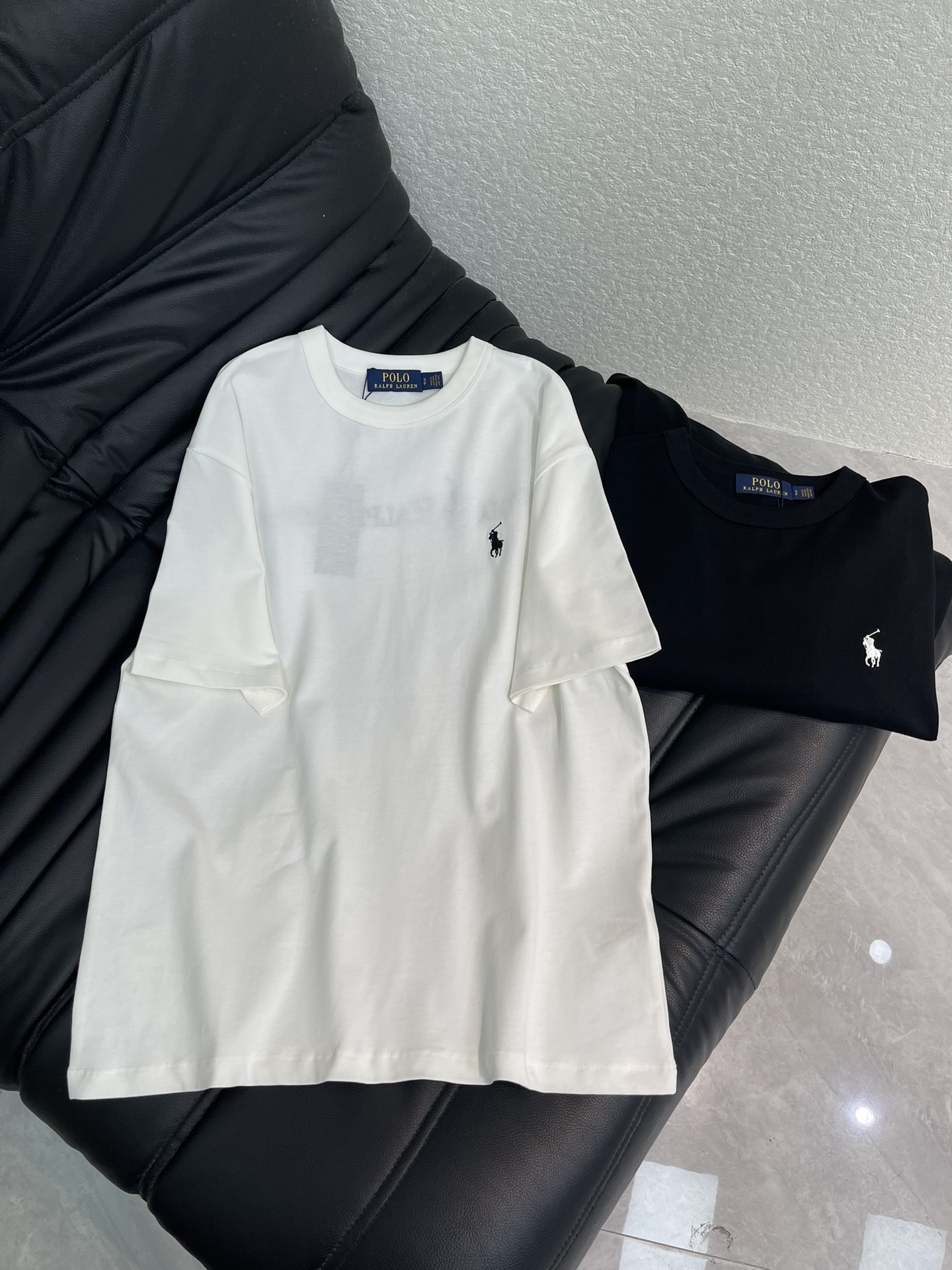 NO:608333,26 early spring new product POLO/pony logo classic embroidered Tee!  Same style for men and women, front and back embroidery craftsmanship!  Fabric 235g double yarn pure cotton!  black white S M L,,alexander wang1986090926早春新品 POLO/小马标经典刺绣Tee！男女同款,前后幅刺绣工艺！面料235g双纱纯棉！黑色 白色 S M L,,alexander wang,Women's clothing