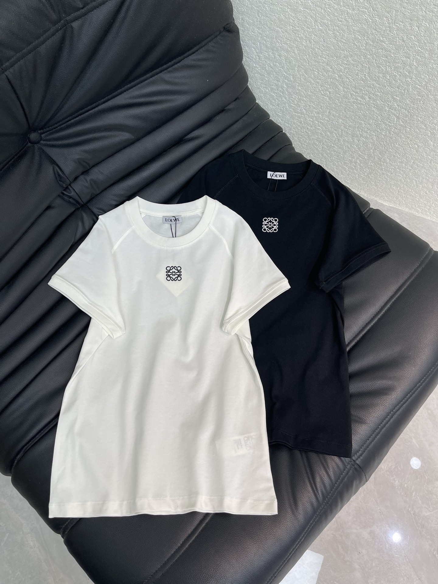 NO:608335,26 new products for early spring Loe*e/啰伊伟[火球]ceiling-level short-sleeved T-shirt, a must-have versatile item for women!  Logo embroidery on chest!  Right shoulder fit!  Horn splicing Hassel craft!  Fabric 210g pure cotton plain weave!  Black White S M L,,loewe,T-shirt,alexander wang1986090926早春新品 Loe*e/啰意威[烟花]天花板级别短袖Tee,女式必备百搭单品！前胸徽标刺绣！正肩版型！牛角拼接哈梭工艺！面料210g纯棉平纹！黑色 白色 S M L,,loewe,T-shirt,alexander wang,Women's clothing